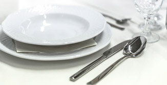 Assiettes blanches en porcelaine